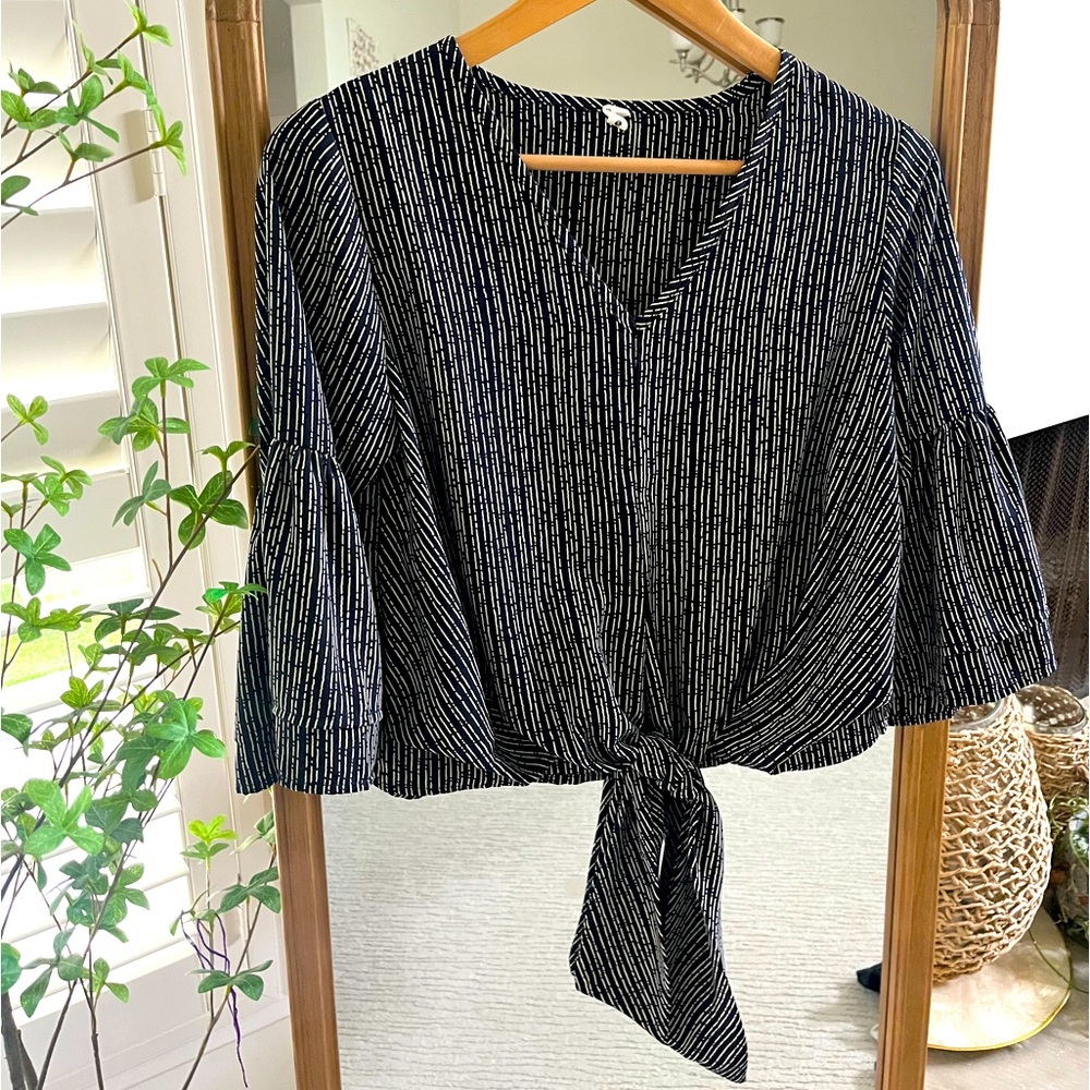 Thyce Blouse Top - Bell Sleeves - Tie Front - size Small
